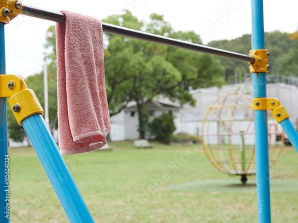 Obraz 昼の公園の鉄棒に掛かってあるタオルの様子
