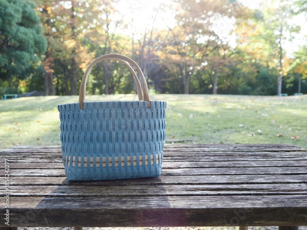 Obraz 秋の公園のベンチの上にある編みカバンの様子