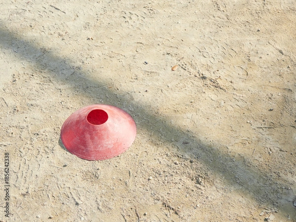 Obraz 昼の運動場の地面にあるサッカーボール用のボールスタンドの様子