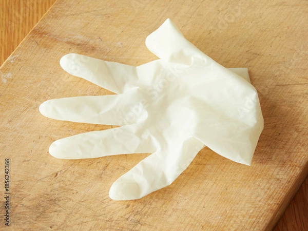 Obraz キッチンのまな板の上にある料理用のビニール手袋の様子