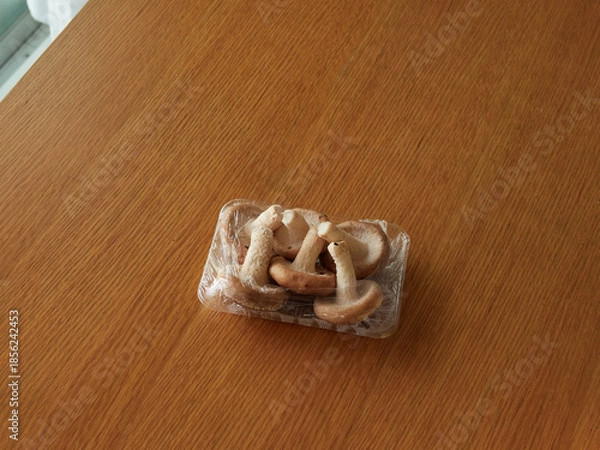 Obraz キッチンの机の上にある一箱の椎茸の様子