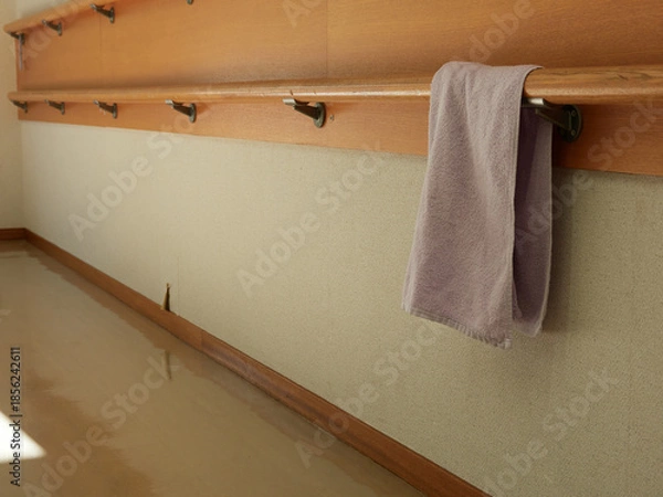 Obraz 体操教室の手摺りに掛かっているタオルの様子