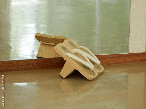 Obraz 教室の鏡の前にある空手練習用の木製の下駄の様子