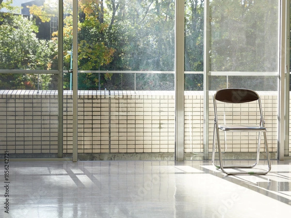 Obraz 人無しの会議室の窓側にある折りたたみ椅子の様子