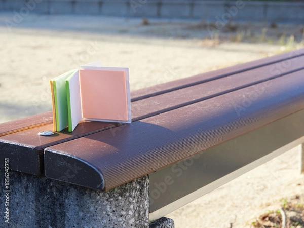 Obraz 公園のベンチの上にあるカラフルな付箋の様子