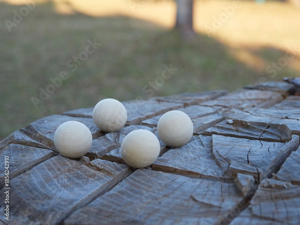 Obraz 秋の公園の椅子の上にある遊ぶ用の木製の小さいボールの様子