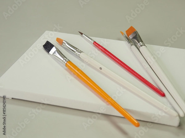 Obraz 絵を描く用のキャンバスと筆の様子