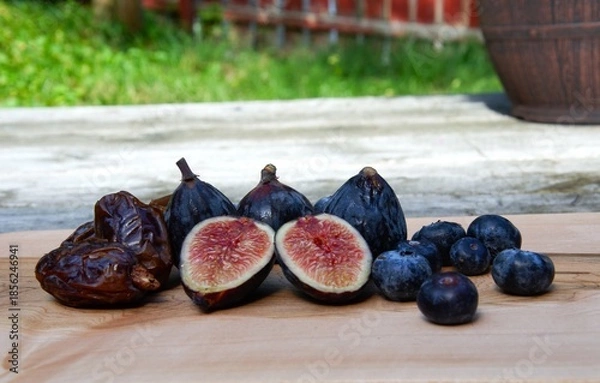 Obraz fresh figs on a wooden table