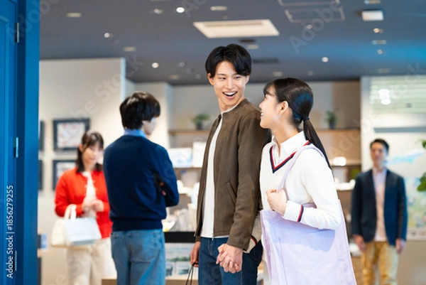 Fototapeta 買物をする若いカップル