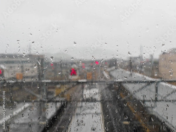 Fototapeta 冬の雨降りの日の兵庫県豊岡駅