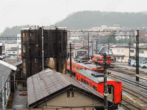Fototapeta 冬の雨降りの日の兵庫県豊岡駅