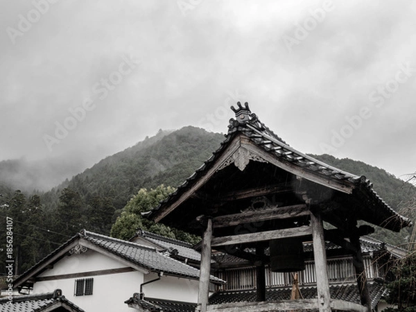 Fototapeta 雨の中、兵庫県豊岡市出石町を散策