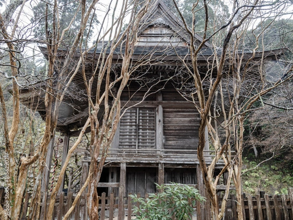 Fototapeta 雨の中、兵庫県豊岡市の出石町、出石城址を歩く