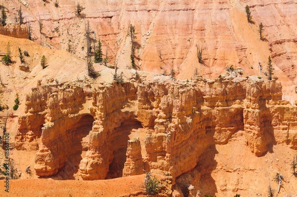 Fototapeta Part of the red rock outcrops (Hoodoo's) in Cedar Brakes National Park in Utah