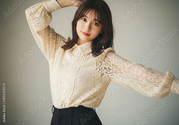 Obraz 上品なレースブラウスを纏い優雅なポーズで佇む女性