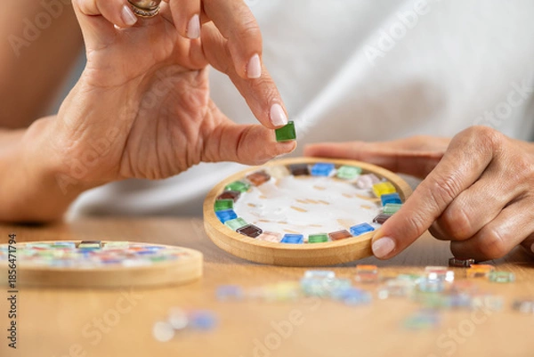 Obraz Adding decorative pieces, assembling mosaic coasters in a home workspace. Emphasizes accuracy, artistic structure, and step by step craft flow.