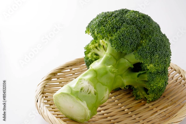 Fototapeta ザルに盛ったブロッコリー　白背景