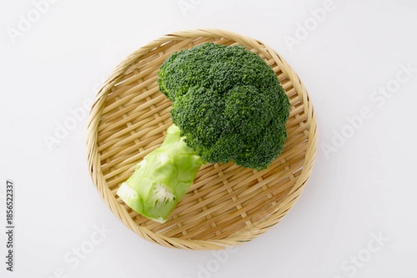 Fototapeta ザルに盛ったブロッコリー　白背景
