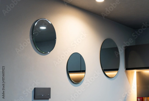 Obraz リビングルームのデザイン鏡を利用したインテリア。壁にかけられたオシャレで美しい鏡