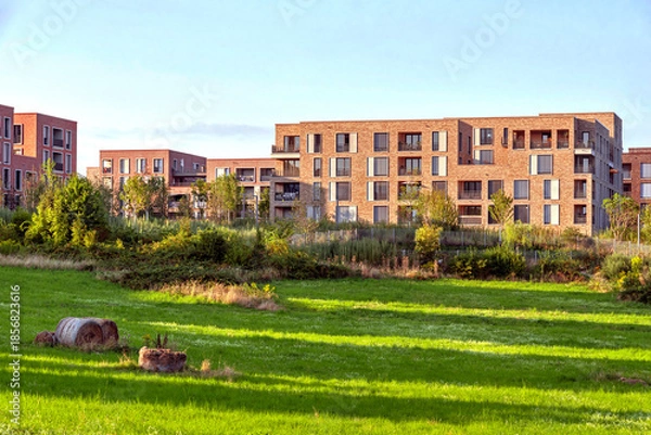 Obraz Moderne Wohnblöcke mit Hanglage im Frankfurter Stadtteil Riedberg im Abendlicht