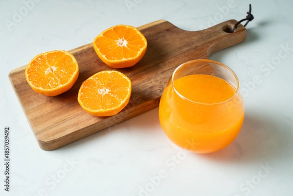 Obraz カットしたみかんとジュース