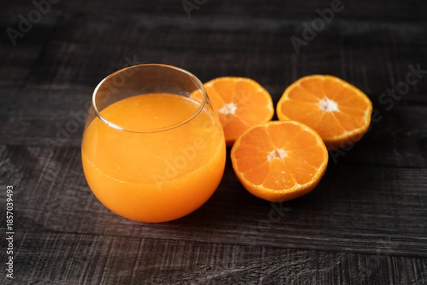 Obraz 木製テーブルのみかんジュース
