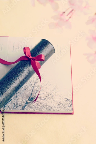 Fototapeta 卒業証書と桜の花びら