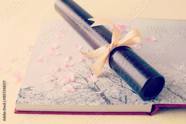 Fototapeta 卒業証書と桜の花びら