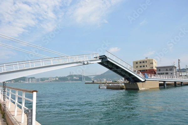 Obraz 門司港レトロのシンボル：跳ね橋「ブルーウィングもじ」が開く風景