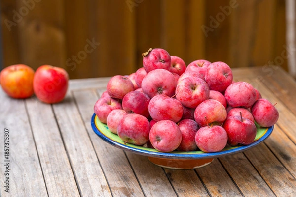 Obraz Apfelschale auf einem Holztisch