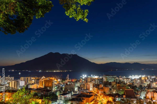 Obraz 夜明けを迎える桜島