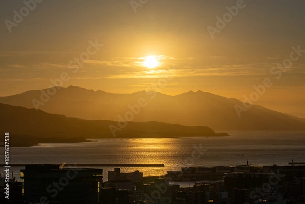Fototapeta 朝陽に染まる海