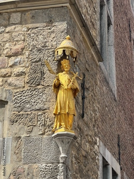 Obraz Gilded figure on a street corner