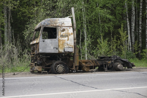 Obraz the truck after a fire on the road