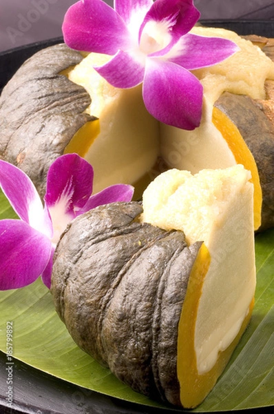 Fototapeta  Sangkaya fak thong, es un postre de Camboya que se elabora con Calabaza  y crema de coco.​ Una característica fácilmente reconocible del postre es que el flan rellena la parte interior de la calabaza