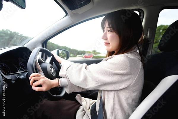 Obraz 車を運転するアジア人女性のドライブ風景