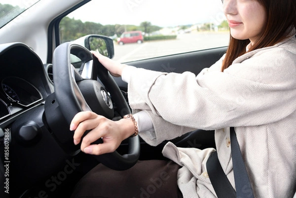 Obraz 車を運転するアジア人女性のドライブ風景