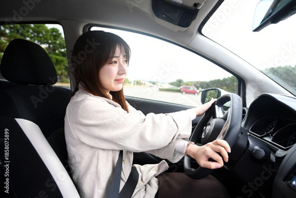 Obraz 車を運転するアジア人女性のドライブ風景