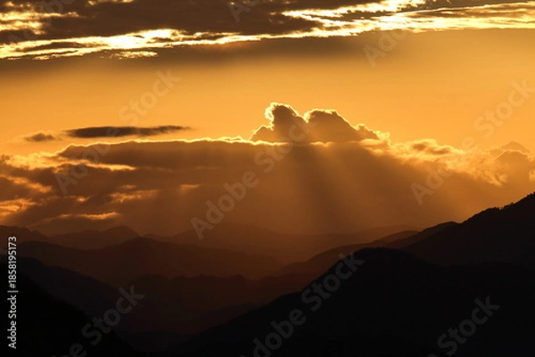 Obraz 山に差し込む夕日