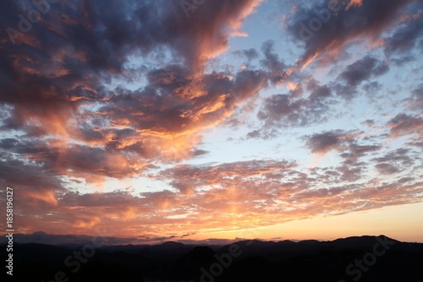 Obraz 山に沈む夕日と夕焼け