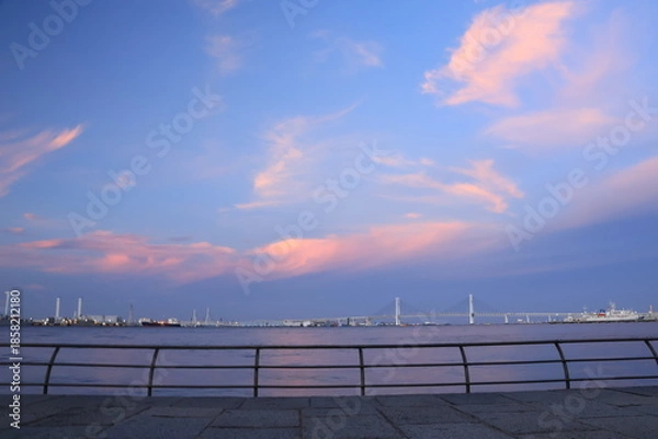 Fototapeta 横浜みなとみらいにある臨港パークからの眺め　日没