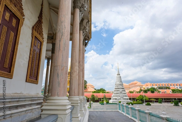 Obraz 王宮に隣接する仏教寺院であるシルバーパゴダ