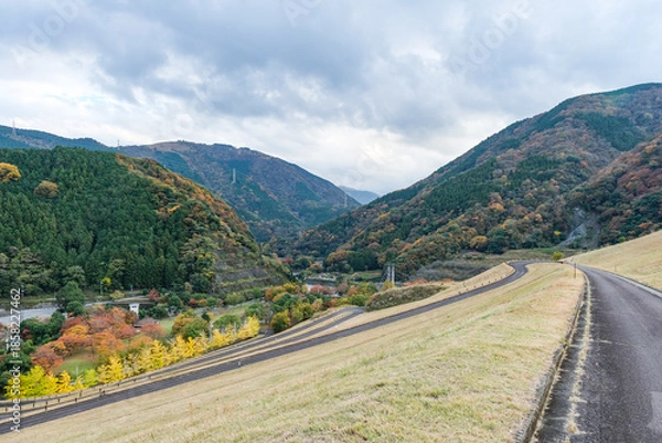 Obraz ロックフィルダムである三保ダムの遮水部分