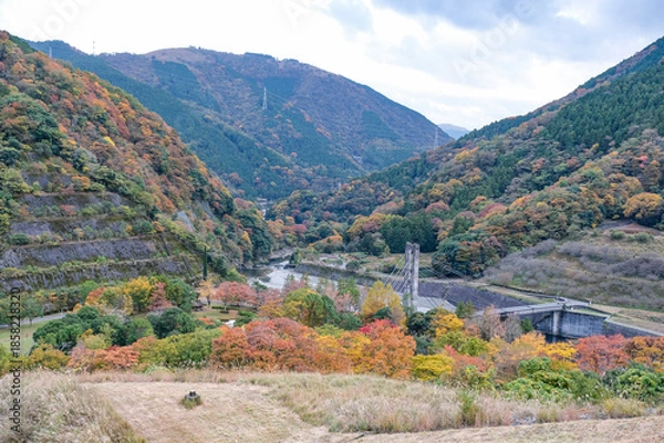 Obraz 三保ダムから見た河内川と紅葉した山々