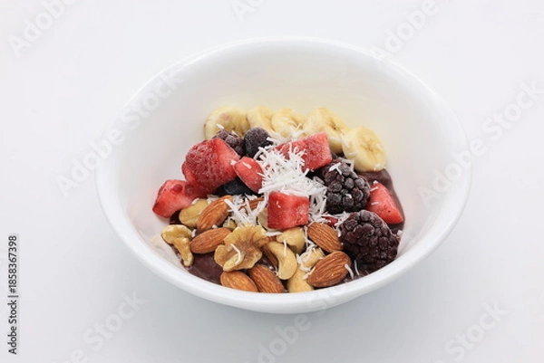 Fototapeta 白い皿にドライフルーツやナッツが乗ったアサイーボウル