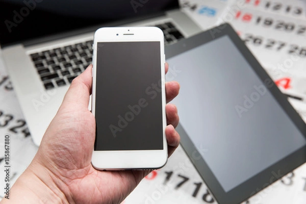 Fototapeta カレンダー・スマートフォンを持つ男性