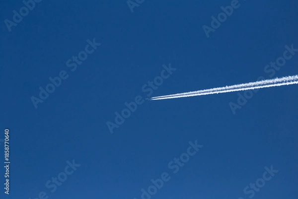 Obraz flugzeug mit kondenzstreifen