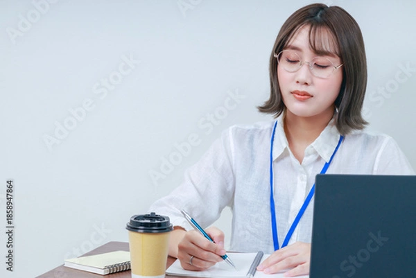 Obraz デスクワーク中に居眠りをしてしまう女性