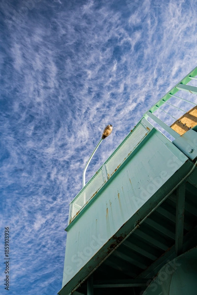 Obraz 歩道橋と街灯と青空