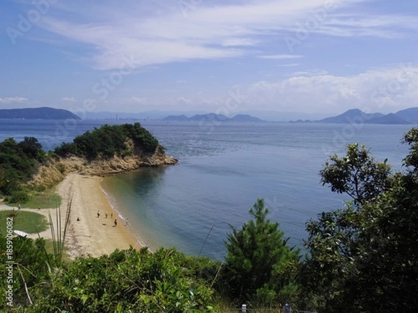 Obraz 穏やかな風景を持つ海岸の入江と島